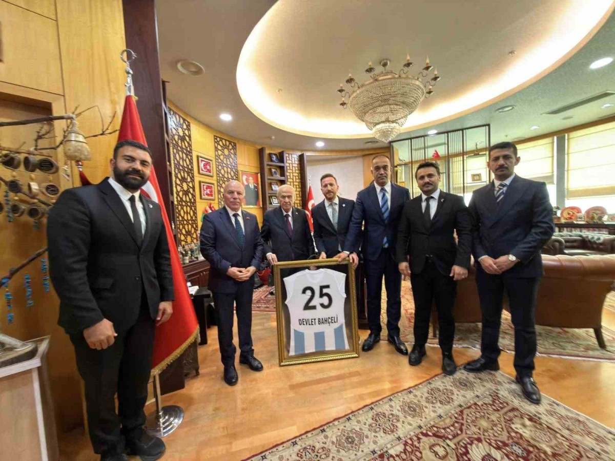 MHP lideri Bahçeli’ye Erzurumspor forması takdim edildi